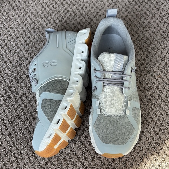 NWOT On Cloud sneakers - Picture 2 of 4